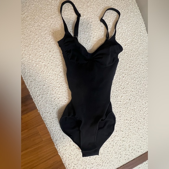 Skims Black Bodysuit size Small - Picture 2 of 9